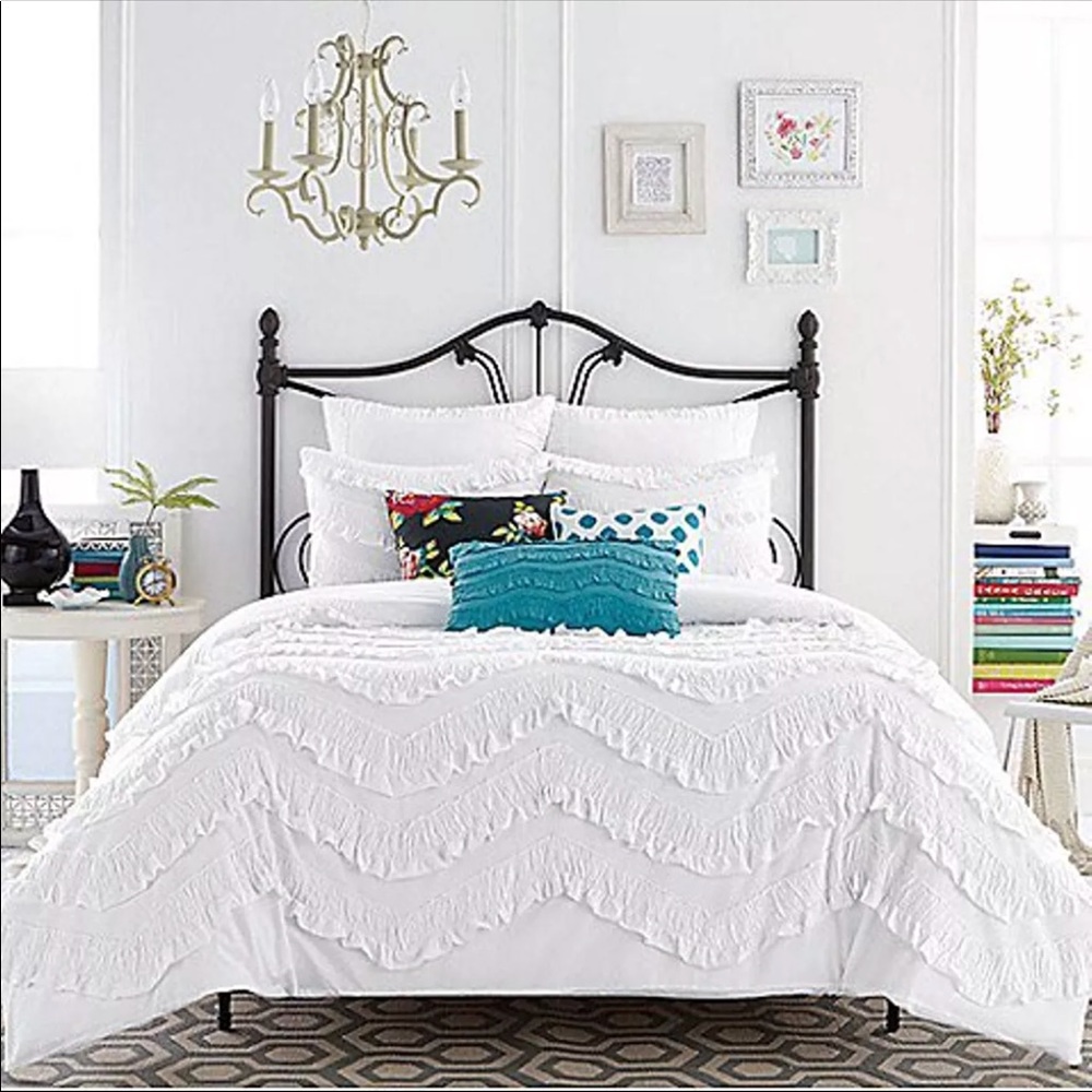 Brand new TWIN White duvet cover. Never opened.